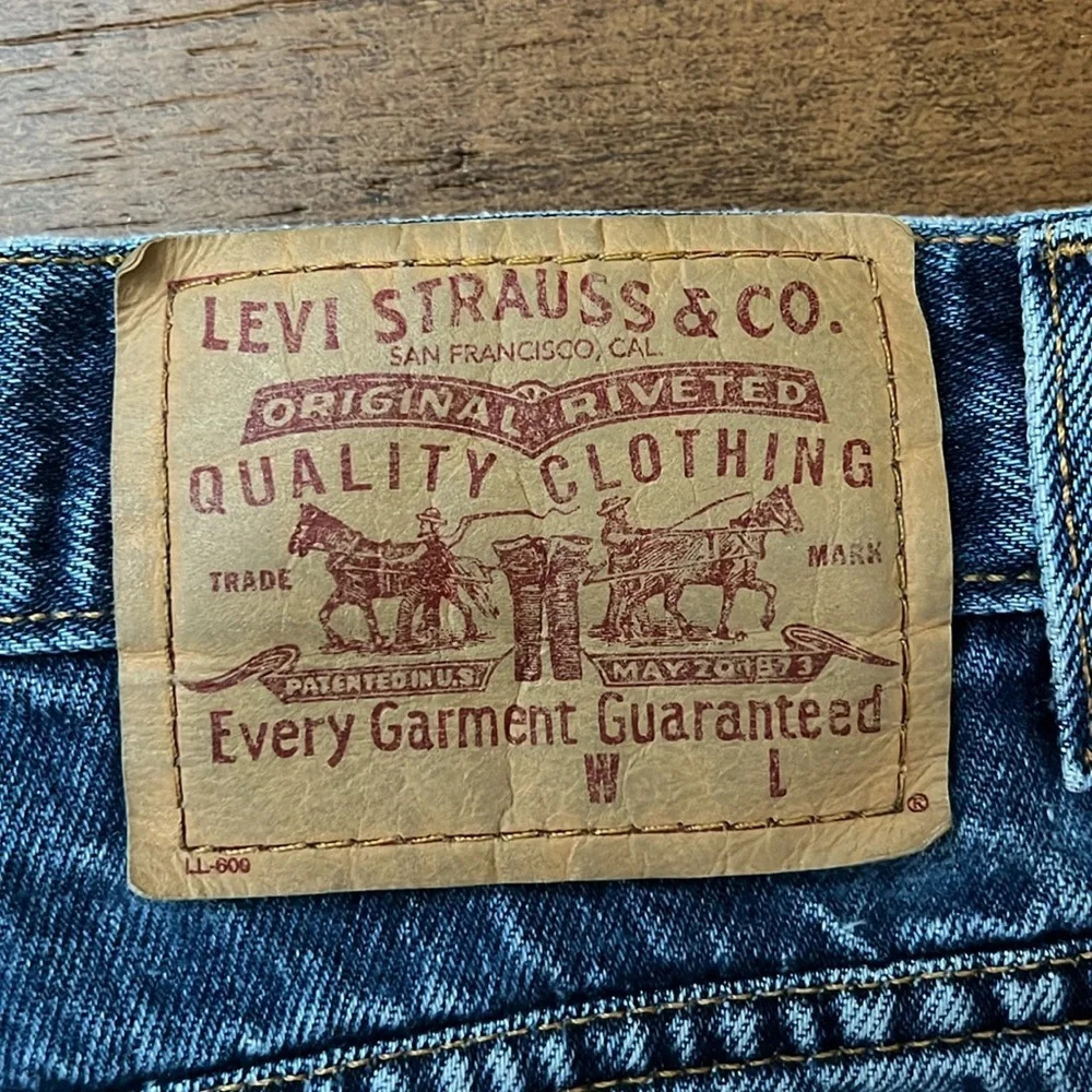 Levi’s Distressed Cutoff Shorts - Picture 4 of 5